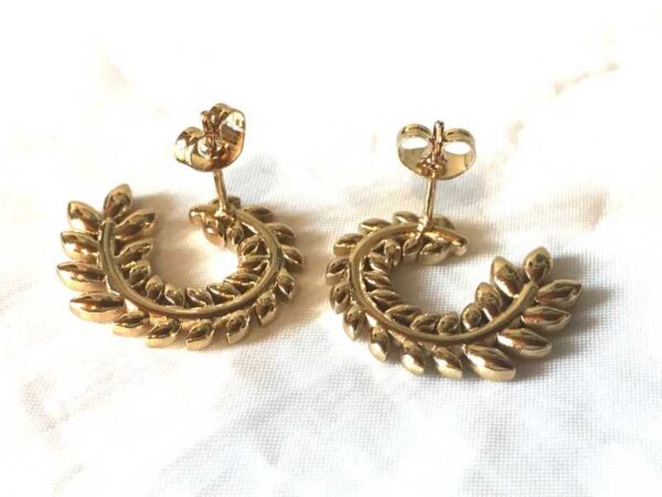 Dessous boucles oreilles dorées branche arrondie feuilles laurier
