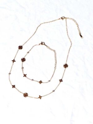Parure bijoux dorés étoiles cercles fleurs losanges pierres rondes