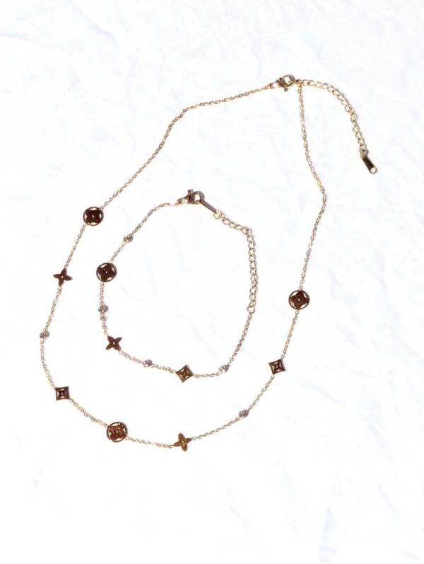 Parure bijoux dorés étoiles cercles fleurs losanges pierres rondes
