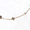 Zoom parure bijoux dorés étoiles cercles fleurs losanges pierres rondes