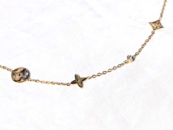 Zoom parure bijoux dorés étoiles cercles fleurs losanges pierres rondes