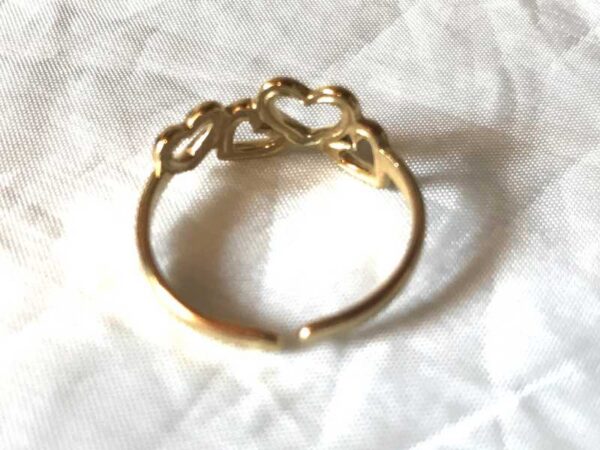 Arrière bague dorée ouverte multiples petits coeurs facade amour