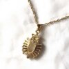 Arrière collier pendentif doré demi ovale géométrique rayons fleur