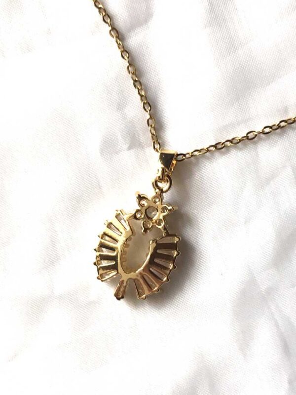 Arrière collier pendentif doré demi ovale géométrique rayons fleur
