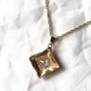 Arrière collier pendentif doré socle carré surélevé pierre blanche centre