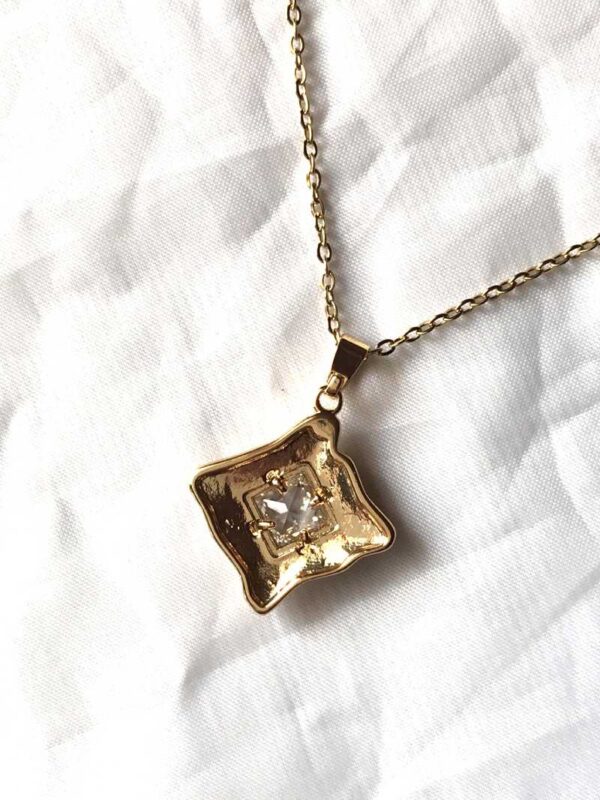 Arrière collier pendentif doré socle carré surélevé pierre blanche centre