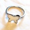 Bague argentée fine petit papillon blanc ailes déployées
