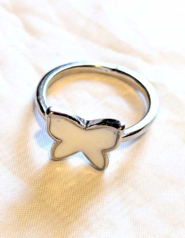 Bague argentée fine petit papillon blanc ailes déployées