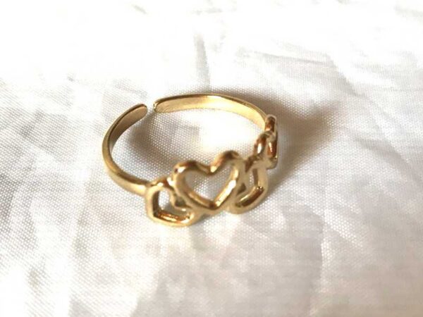 Bague dorée ouverte multiples petits coeurs facade amour