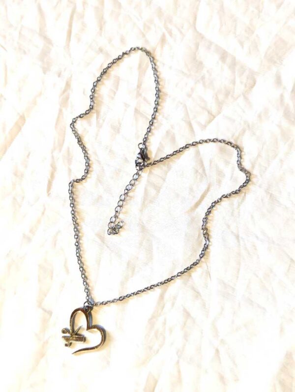 Chaine collier pendentif argenté coeur ouvert paire ciseaux peigne intérieur