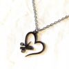 Collier pendentif argenté coeur ouvert paire ciseaux peigne intérieur