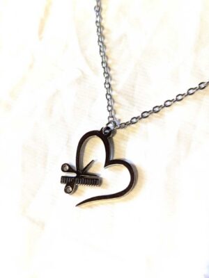 Collier pendentif argenté coeur ouvert paire ciseaux peigne intérieur