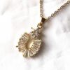 Collier pendentif doré demi ovale géométrique rayons fleur