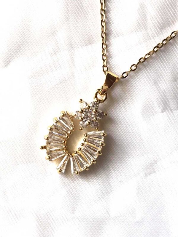 Collier pendentif doré demi ovale géométrique rayons fleur