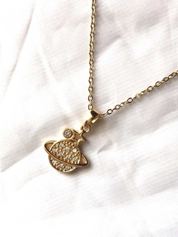 Collier pendentif doré planète saturne anneaux étoile