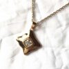 Collier pendentif doré socle carré surélevé pierre blanche centre