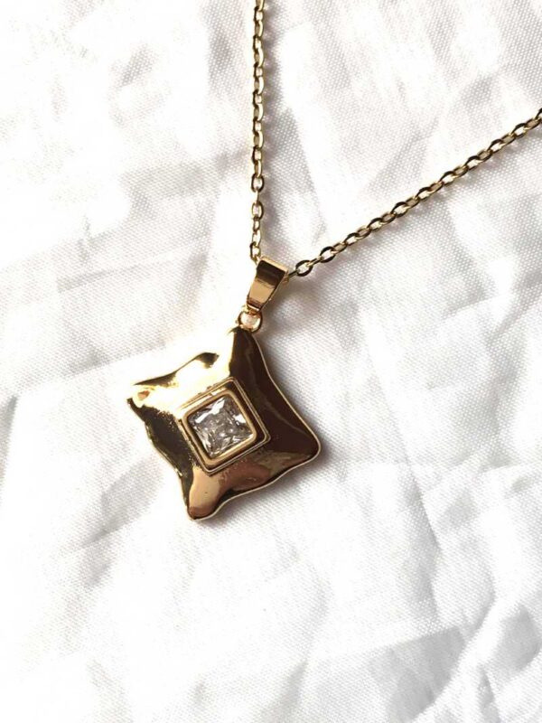 Collier pendentif doré socle carré surélevé pierre blanche centre